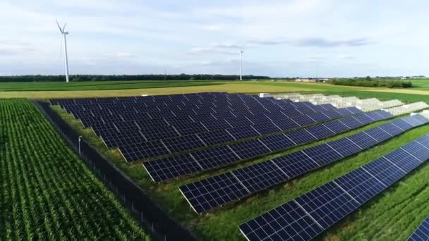 建造太阳能农场 太阳能电池板 光电涡轮机和风力涡轮机的航空视图 太阳能电池发电厂正在建设中 靠近玉米地和风电场 可持续资源和替代电力的概念 — 图库视频影像