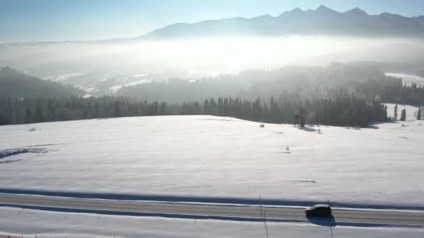 Górska Droga Pokryta Śniegiem Zimie Jazda Samochodem Widok Lotu Ptaka — Wideo stockowe