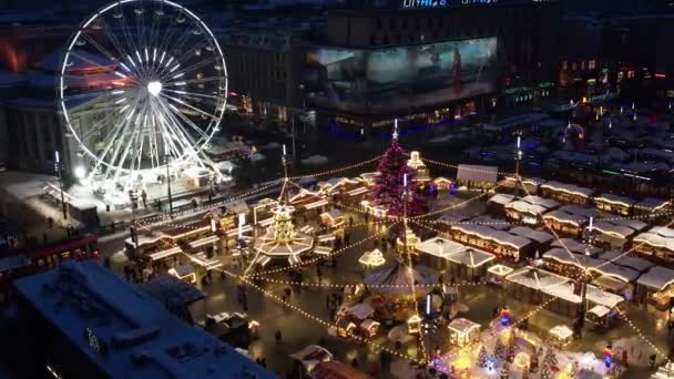 전망에서 크리스마스 박람회 아이스 거대한 나무와 페리스 도시에서 — 비디오