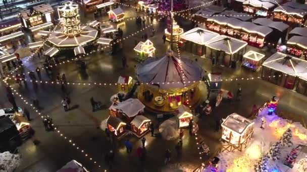 Karácsonyi Vásár Téli Éjszakai Légi Kilátásban Ünnepi Körhinta Jégpálya Egy — Stock videók