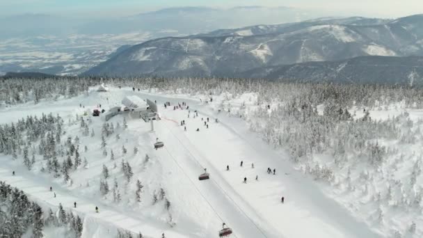 Skigebied Geweldig Bergpanorama Vanuit Lucht Uitzicht Skipiste Skiërs Skiën Piste — Stockvideo