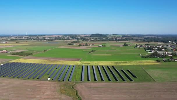 Вид Сонячну Ферму Вітрові Турбіни Панелі Сонячної Енергії Фотоелектричні Вітроелектростанції — стокове відео