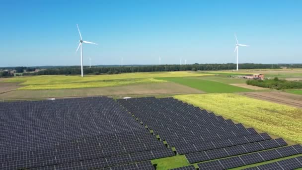 Solarpark Und Windkraftanlagen Aus Der Luft Sonnenkollektoren Photovoltaik Und Windpark — Stockvideo