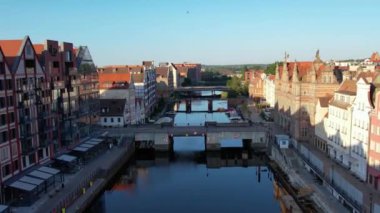 Polonya 'daki Gdansk şehrinin havadan görüntüsü. Gdansk, Old Town ve Motlawa nehir kıyısında ünlü bir yer..