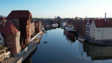Polonya 'daki Gdansk şehrinin havadan görüntüsü. Gdansk, Old Town ve Motlawa nehir kıyısında ünlü bir yer..