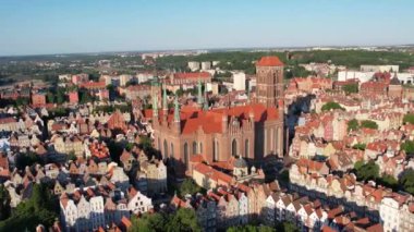 Polonya 'daki Gdansk şehrinin havadan görüntüsü. Gdansk 'taki ünlü Old Town ve St. Mary Kilisesi' nin panoramik manzarası
