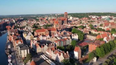 Polonya 'daki Gdansk şehrinin havadan görüntüsü. Gdansk, Old Town ve Motlawa nehir setlerindeki Old Town ve St. Mary Kilisesi 'nin panoramik manzarası.