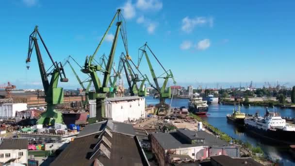 船厂起重机的空中视图 在波兰格但斯克的波罗的海建立造船厂 工业海滨场景 港口和旱坞中的船舶 — 图库视频影像