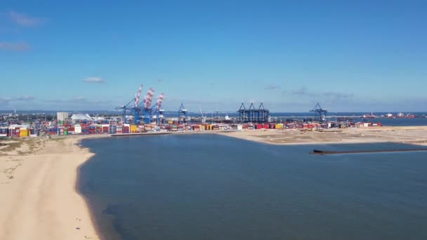 Plaża Miejska Pobliżu Obszaru Przemysłowego Dźwigami Portowymi Kontenerami Widok Lotu — Wideo stockowe