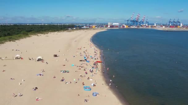 Plaża Miejska Pobliżu Obszaru Przemysłowego Dźwigami Portowymi Kontenerami Widok Lotu — Wideo stockowe