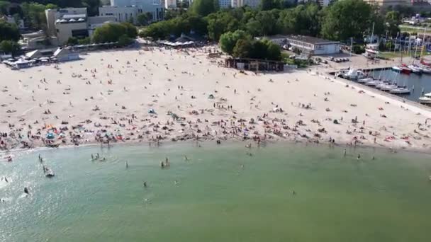 Plaża Nowoczesnym Nadmorskim Mieście Gdynia Widok Powietrza Ustalam Ujęcie Zatłoczonej — Wideo stockowe
