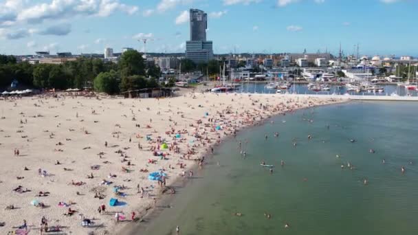 Plaża Nowoczesnym Nadmorskim Mieście Gdynia Widok Powietrza Ustalam Ujęcie Zatłoczonej — Wideo stockowe