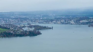 Zaman ayarlı, kasabanın yakınındaki bir gölde tekne trafiği. Lucerne Gölü, Vierwaldstttersee. Lucerne, İsviçre.