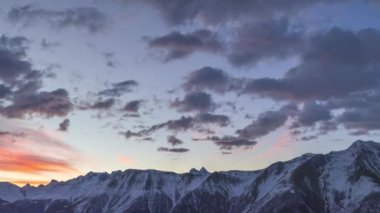 Kış boyunca Alp Dağları 'nda gün doğumu zamanı. Doğanın inanılmaz ışığı. Bettmeralp 'ten görüntü. Valais Kantonu. İsviçre.