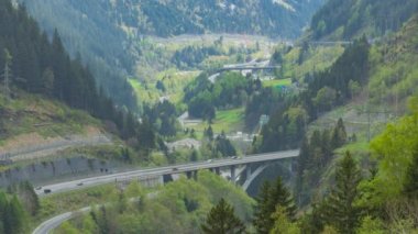 İsviçre Alplerinde Timelapse Otoyolu trafiği. Arabalar tünellerden dağların arasından Gotthard 'a doğru gidiyorlar. Wassen, Canton Uri, İsviçre.