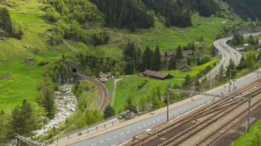 İsviçre Alplerinde Timelapse Otoyolu trafiği. Arabalar tünellerden dağların arasından Gotthard 'a doğru gidiyorlar. Wassen, Canton Uri, İsviçre.