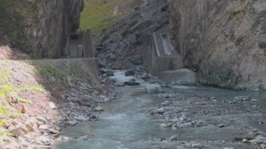Dar bir geçitteki kayaların arasındaki nehir. Su akıntısı kayaların kenarları arasında sıkışır. Linthschlucht, Linth Gorge, Linthal, Glarus Kantonu, İsviçre