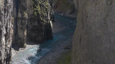 Dar bir geçitteki kayaların arasındaki nehir. Su akıntısı kayaların kenarları arasında sıkışır. Linthschlucht, Linth Gorge, Linthal, Glarus Kantonu, İsviçre