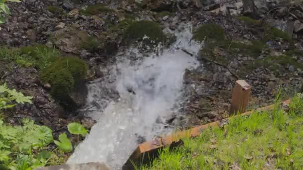 Salpicadura Agua Cerca Brillante Salpicante Agua Blanca Del Río Montaña — Vídeos de Stock