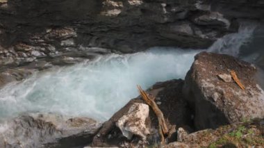 Beyaz köpük yüzey deseni yakın çekim, beyaz su. Taşların etrafında akan su. Linth Nehri, Linthal, Glarus Kantonu, İsviçre