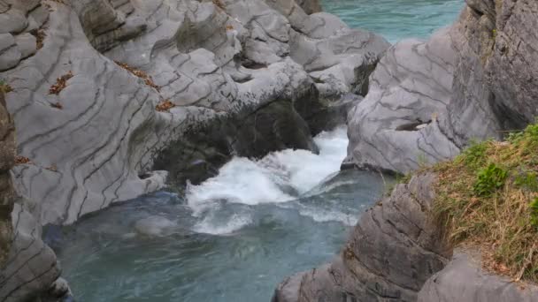 Fluss Zwischen Felsen Einer Engen Schlucht Wasserströme Werden Zwischen Die — Stockvideo