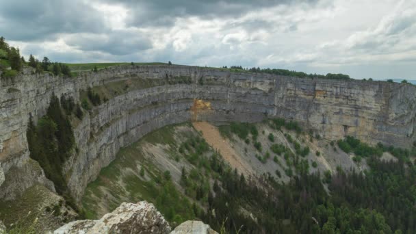 随着时间的流逝 圆形剧场陡峭的悬崖峭壁形成了石质的圆周状山体 杜万山 汝拉山 位于瑞士Neuchatel州和Vaud州的边界 — 图库视频影像