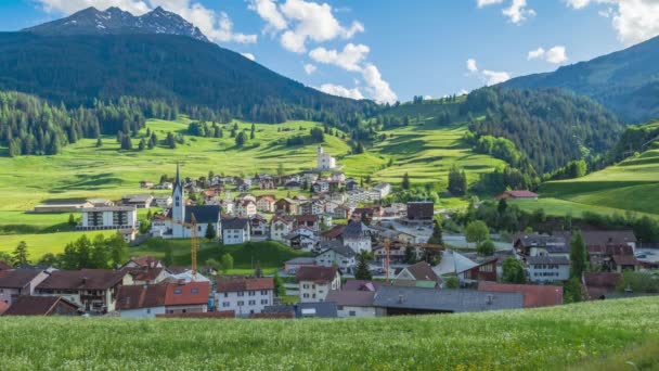 Timelapse Uitzicht Een Klein Stadje Zwitserse Alpen Savognin Surses Kanton — Stockvideo
