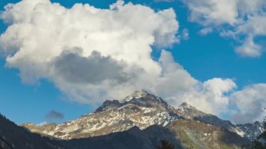 Dağların tepesinde dans eden bulutların zamanı. Dağ manzarası. Piz d 'Err Dağı, Albula Dağları, Savognin, Surses, İsviçre Graubnden Kantonu