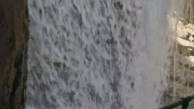 Şelalenin ayrıntıları. Bir su perdesi oluşturan şelale. Beyaz su damlaları. Roffla Şelalesi, Roffla Boğazı. Kırkayak, Rofflaschlucht. Andeer, İsviçre 'deki Graubnden Kantonu