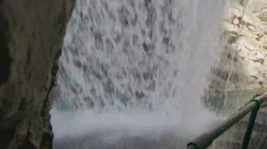 Şelalenin ayrıntıları. Bir su perdesi oluşturan şelale. Beyaz su damlaları. Roffla Şelalesi, Roffla Boğazı. Kırkayak, Rofflaschlucht. Andeer, İsviçre 'deki Graubnden Kantonu