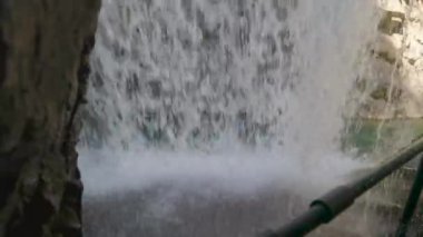 Şelalenin ayrıntıları. Bir su perdesi oluşturan şelale. Beyaz su damlaları. Roffla Şelalesi, Roffla Boğazı. Kırkayak, Rofflaschlucht. Andeer, İsviçre 'deki Graubnden Kantonu