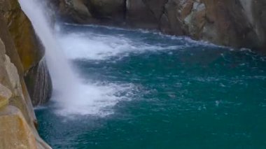 Dağlarda şelale. Roffla Şelalesi, Roffla Boğazı. Kırkayak, Rofflaschlucht. Andeer, İsviçre 'deki Graubnden Kantonu