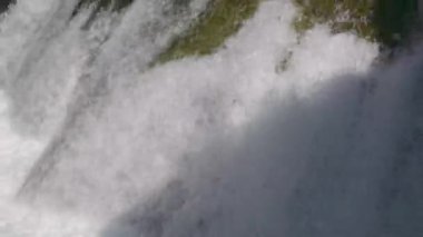 Taştan düşen suyun yakın görüntüsü var. Kayalıklardaki şelaleden damlıyor..