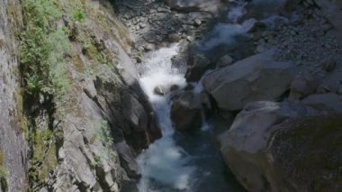 Soğuk ve hızlı dağ nehri kayaların etrafından geçiyor ve beyaz köpük girdapları yapıyor. Hinterrhein Nehri, Roffla Boğazı, Rofflaschlucht. Andeer, İsviçre 'deki Graubnden Kantonu