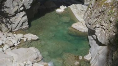 Dar bir geçitteki kayaların arasındaki nehir. Su akıntısı kayaların kenarları arasında sıkışır. Roffla Gorge, Rofflaschlucht. Andeer, İsviçre 'deki Graubnden Kantonu