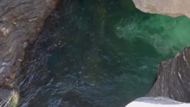 Dağlardaki saf temiz su gölü. Hinterrhein Nehri, Viamala Boğazı, Viamala-Schlucht, İsviçre Graubnden Kantonu