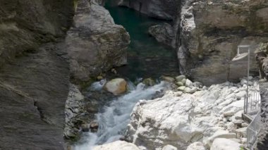 Dar bir geçitteki kayaların arasındaki nehir. Su akıntısı kayaların kenarları arasında sıkışır. Viamala Gorge, Viamala-Schlucht. İsviçre 'de Graubnden Kantonu