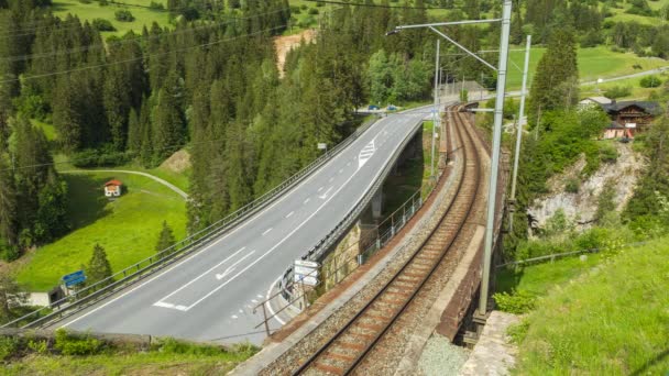 Time Lapse Tráfico Coches Sobre Puente Los Alpes Suizos Viaducto — Vídeos de Stock
