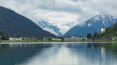 Zaman Hızı, Davos Gölü, Davosersee. Davos 'ta küçük doğal göl, Graubunden Kantonu, İsviçre.