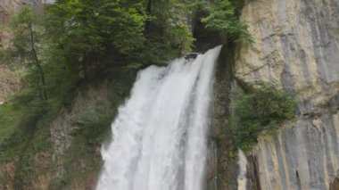 Dağlarda şelale var. Dağların yükseklerindeki kayalardan su düşüyor. Seerenbach Şelalesi, Betlis, Amden, Walensee. St. Gallen, İsviçre Kantonu.