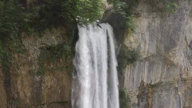 Dağlarda şelale var. Dağların yükseklerindeki kayalardan su düşüyor. Seerenbach Şelalesi, Betlis, Amden, Walensee. St. Gallen, İsviçre Kantonu.