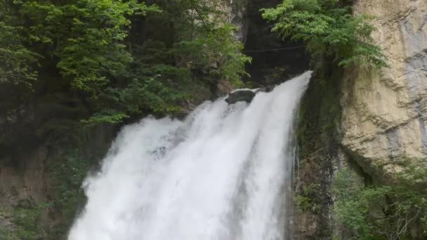 Wasserfall Den Bergen Nahaufnahme Wasser Fällt Von Den Felsen Hoch — Stockvideo