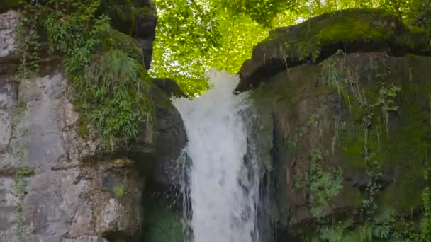 Wasserfall Den Bergen Wasser Fällt Vom Felsen Wasserfall Gießen Kanton — Stockvideo