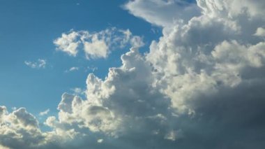 Zaman akışı, mavi gökyüzünde hareket eden bulutlar. İsviçre.