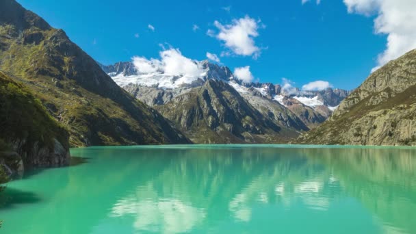 タイムラウンド 貯水池湖の眺め ガンダルプスキー 山の高い水力貯水池 スイスのウリ県ガンティエン — ストック動画