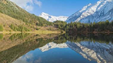 Zaman atlaması, dağlarla çevrili bir göl manzarası. Dağların tepesinde sakin ve huzurlu bir göl. Golzerensee Gölü, Silenen, Golzern, Uri Kantonu, İsviçre.