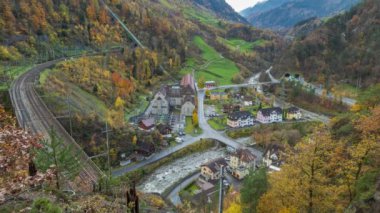 İsviçre Alpleri 'ndeki küçük bir kasabada zaman atlaması. Sonbahar manzarası. Susturucu, Amsteg, Uri Kantonu, İsviçre.