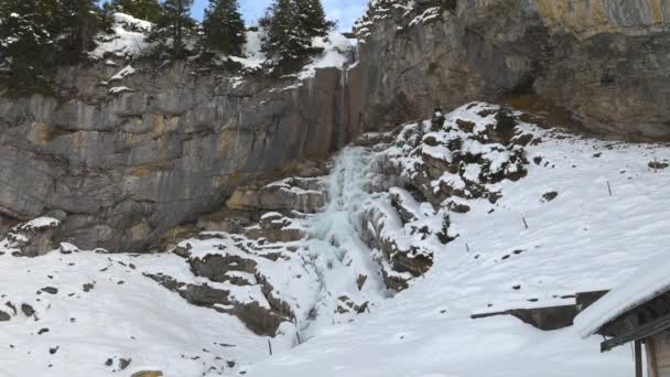 Cascata Ghiacciata Tra Montagne Innevate Ghiaccioli Cristallini Congelati Cascata Nevosa — Video Stock