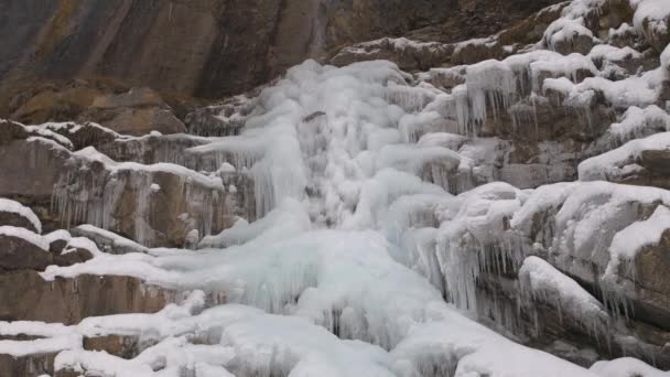 Mrznoucí Vodopád Zasněžených Horách Křišťálově Čisté Rampouchy Zamrzlé Zasněženého Vodopádu — Stock video