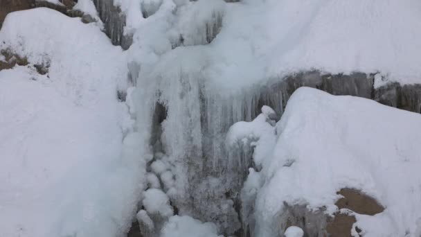 Замерзающий Водопад Снежных Горах Кристально Чистые Сосульки Замороженные Снежного Водопада — стоковое видео